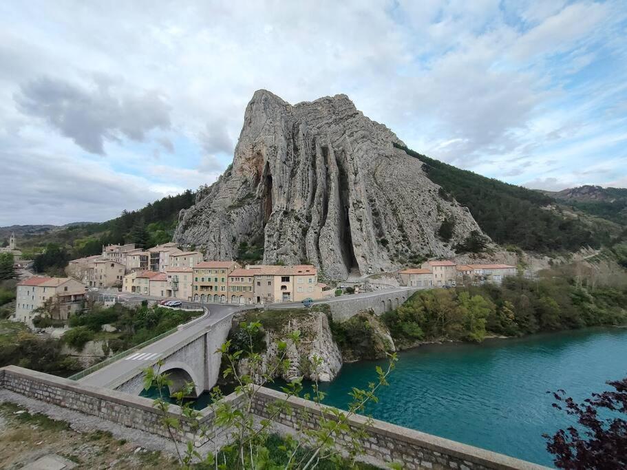 Appartement Au Coeur Du Village Sisteron Exterior photo